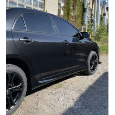 Боковые пороги (грунтованные под покраску) для Toyota Corolla 2007-2013 гг