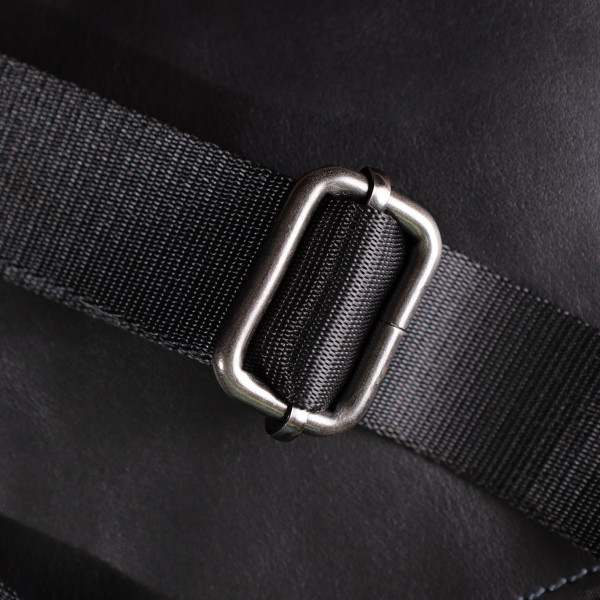 Стильная и практичная мужская сумка на плечо из натуральной гладкой кожи Shvigel 23153 Черный