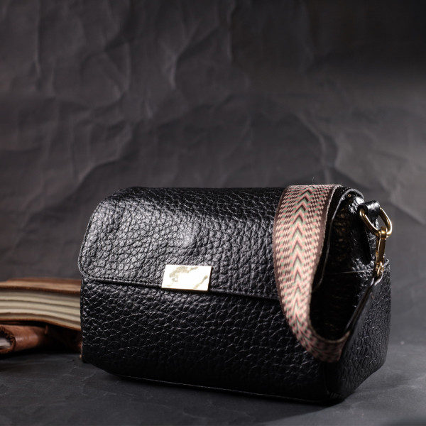 Классическая кожаная женская сумка с оригинальной плечевой лямкой Vintage 22405 Черная