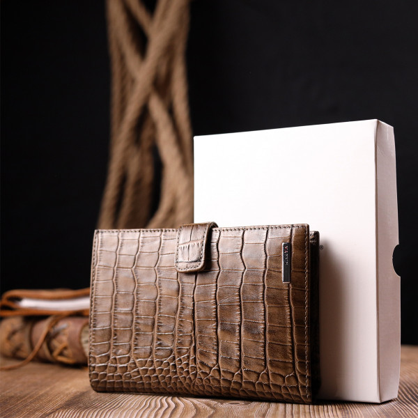 Необычное мужское портмоне с хлястиком из натуральной кожи с тиснением под крокодила KARYA 21196 Светло-коричневый