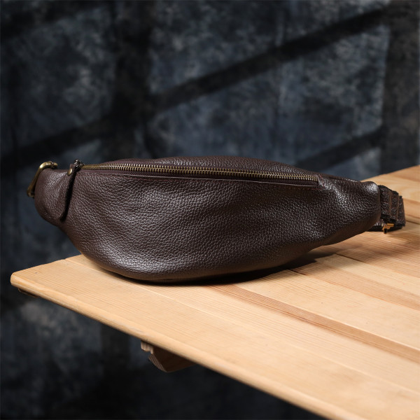 Стильная сумка бананка из зернистой натуральной кожи Shvigel 23146 Коричневый